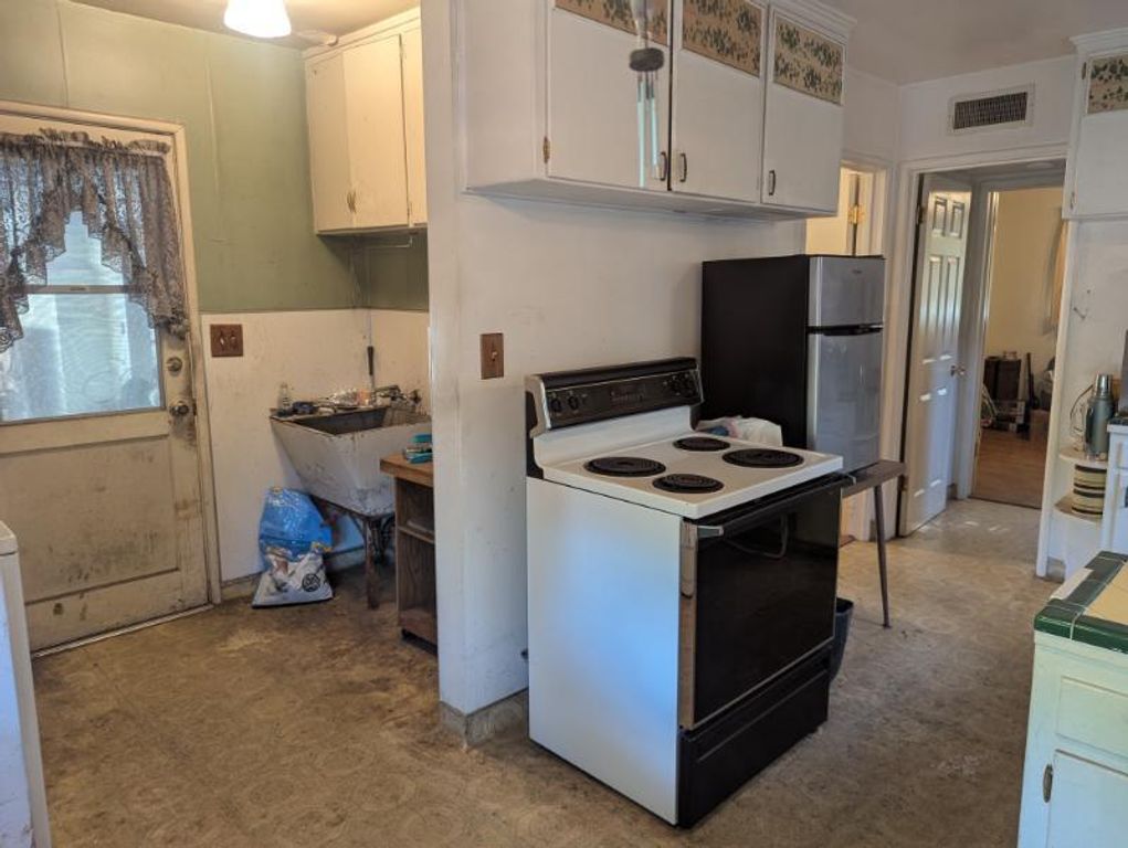 Image 6 of property listing at 3718 N Howard Avenue, Fresno, CA 93726