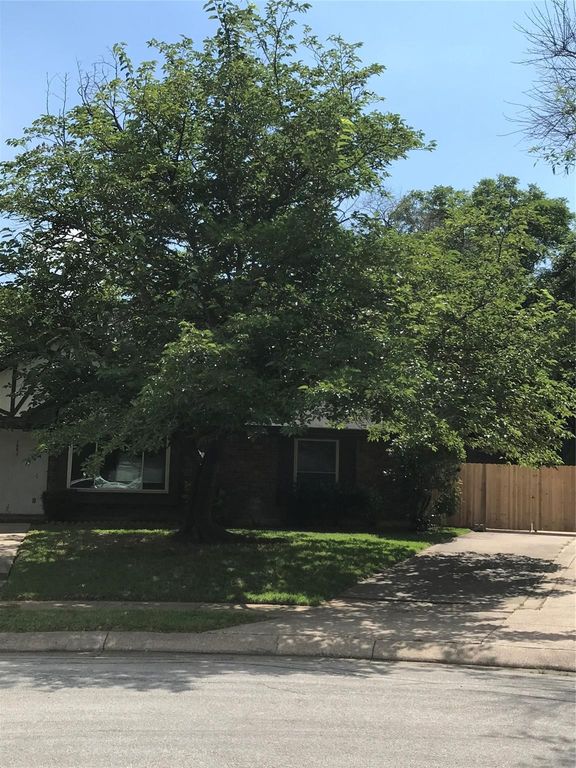 1001 Stableway Lane, Bedford, TX 76022