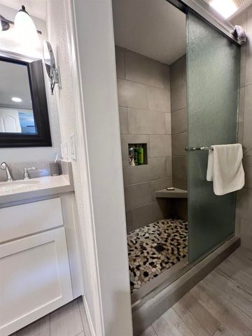 7757 Eads B4, La Jolla, CA 92037