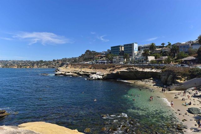 7757 Eads B4, La Jolla, CA 92037