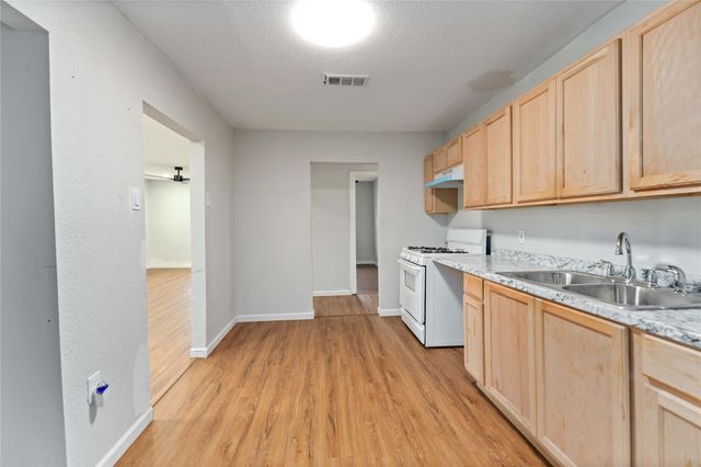 5042 Bataan Road, Houston, TX 77033