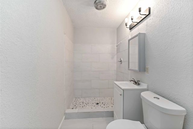 5042 Bataan Road, Houston, TX 77033