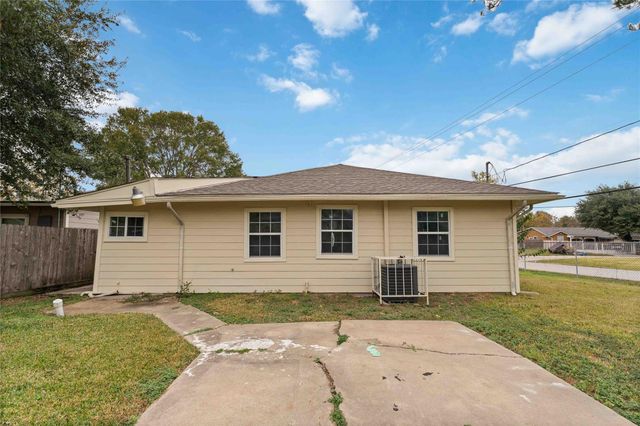 5042 Bataan Road, Houston, TX 77033
