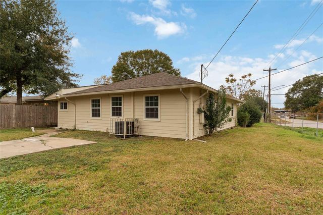 5042 Bataan Road, Houston, TX 77033