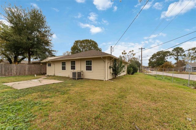 5042 Bataan Road, Houston, TX 77033