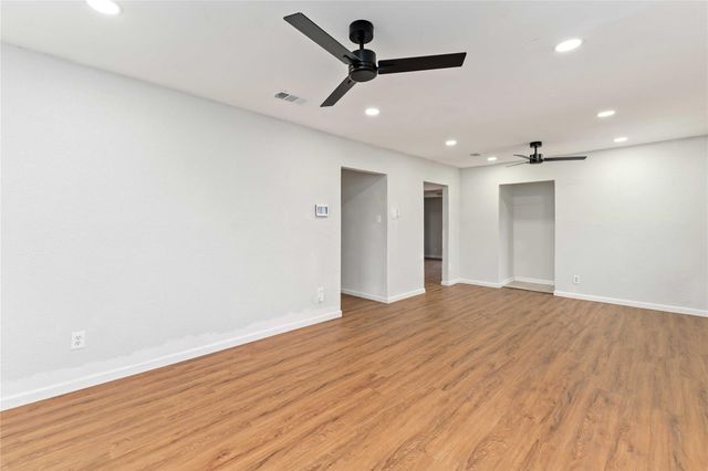 5042 Bataan Road, Houston, TX 77033