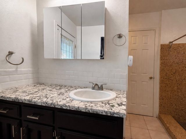 6928 E Lane Avenue, Fresno, CA 93727