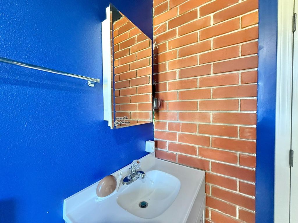 Image 12 of property listing at 6928 E Lane Avenue, Fresno, CA 93727