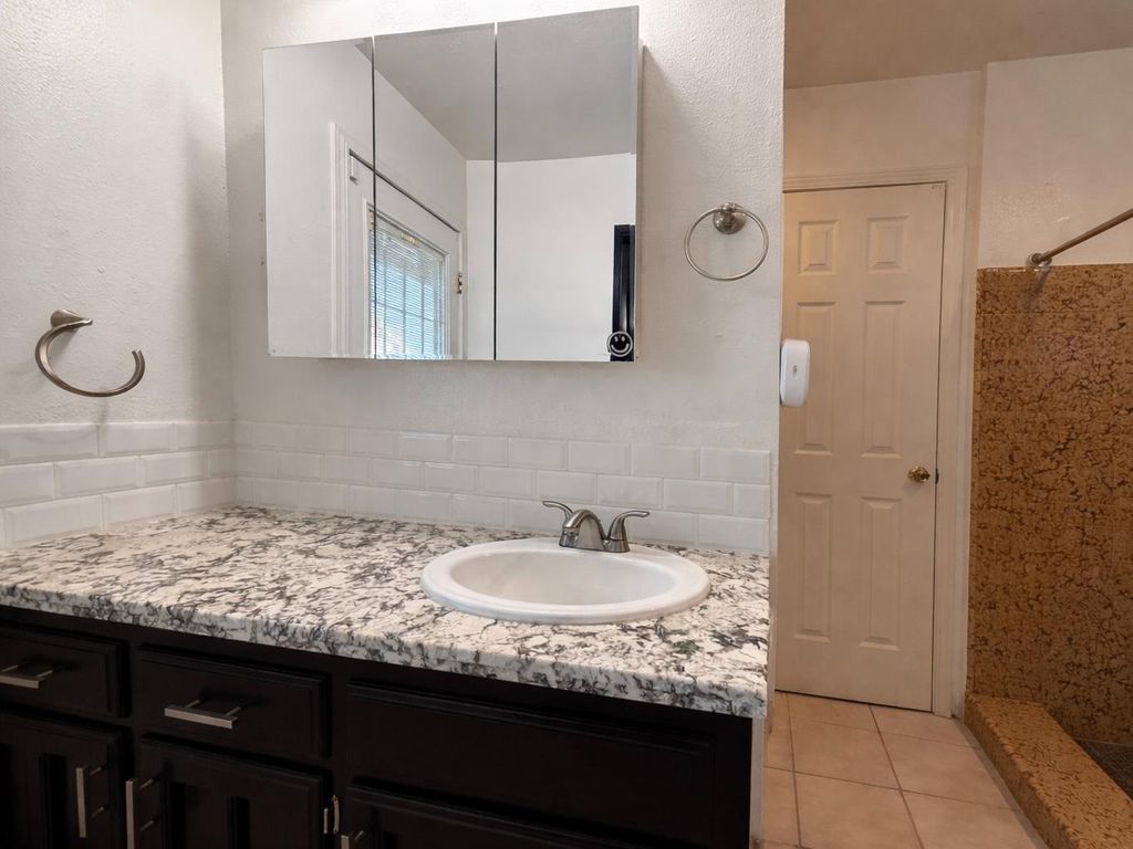 Image 13 of property listing at 6928 E Lane Avenue, Fresno, CA 93727