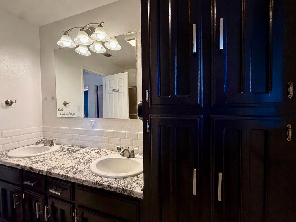 Image 14 of property listing at 6928 E Lane Avenue, Fresno, CA 93727