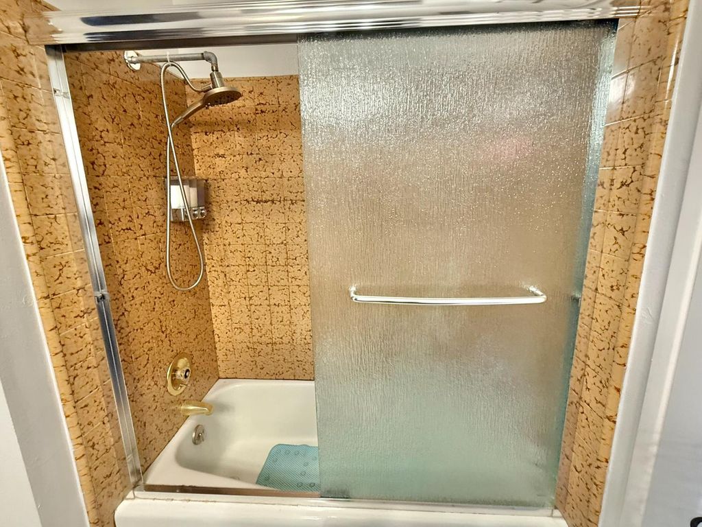 Image 16 of property listing at 6928 E Lane Avenue, Fresno, CA 93727