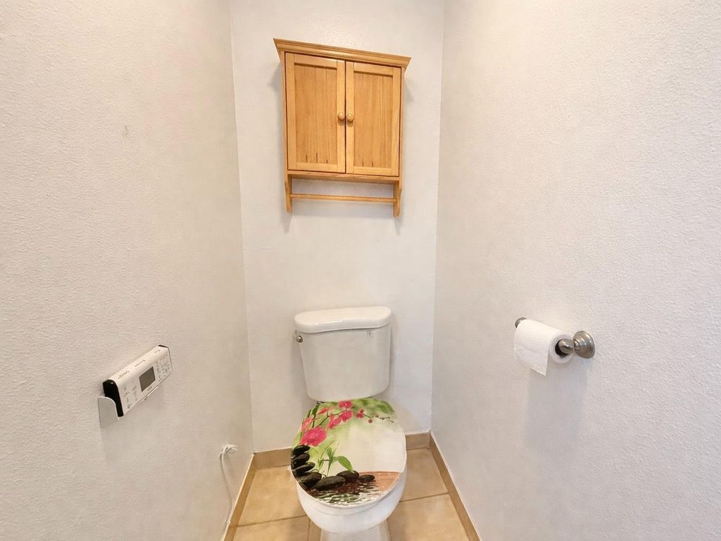 Image 17 of property listing at 6928 E Lane Avenue, Fresno, CA 93727