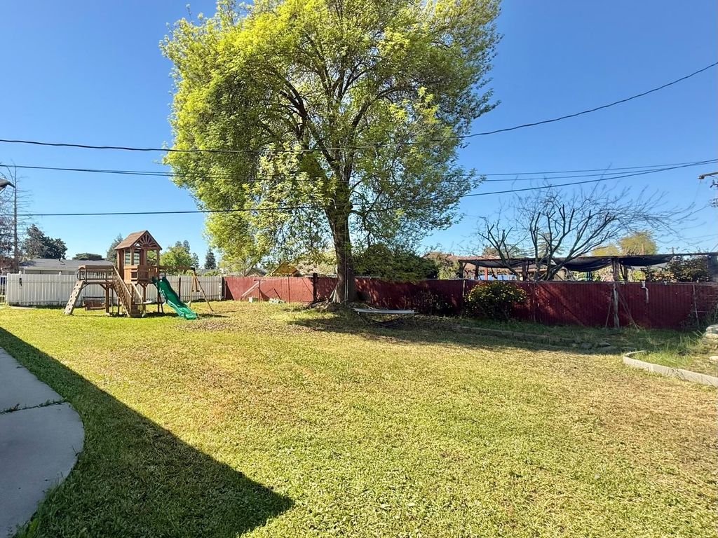 Image 21 of property listing at 6928 E Lane Avenue, Fresno, CA 93727