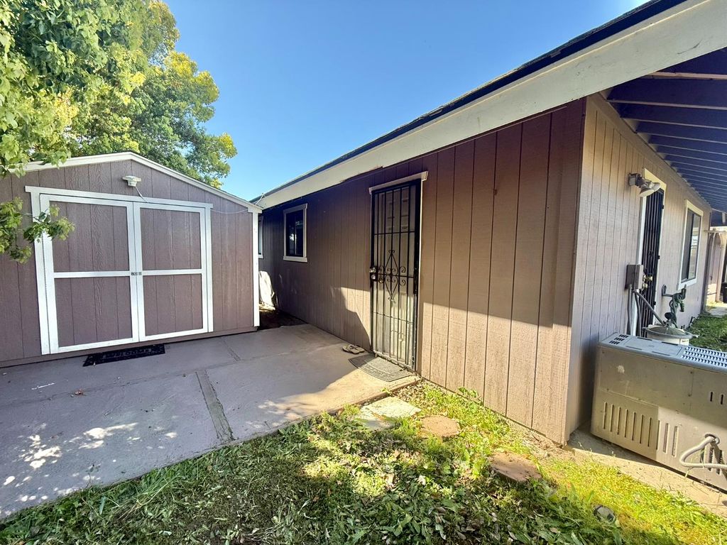 Image 27 of property listing at 6928 E Lane Avenue, Fresno, CA 93727