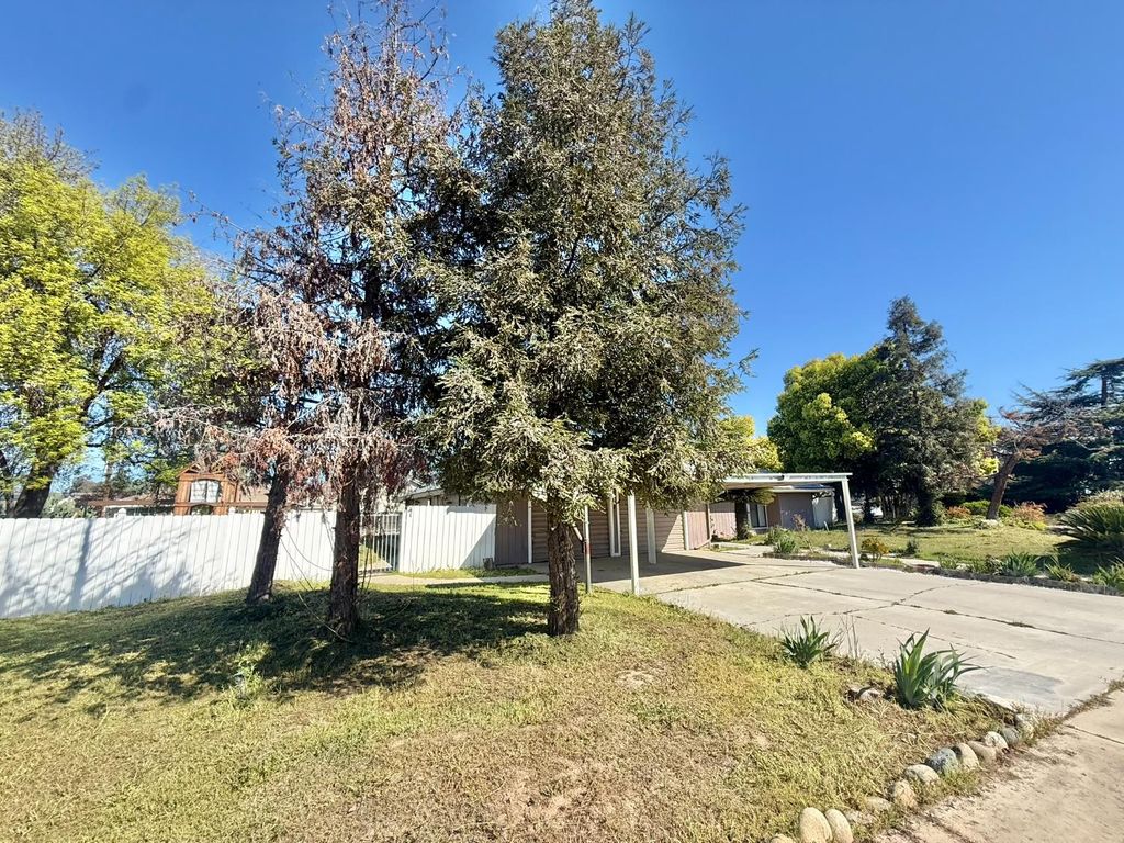 Image 3 of property listing at 6928 E Lane Avenue, Fresno, CA 93727