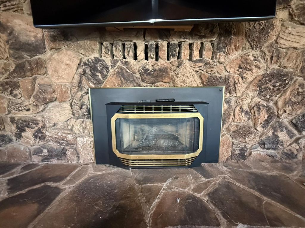 Image 5 of property listing at 6928 E Lane Avenue, Fresno, CA 93727