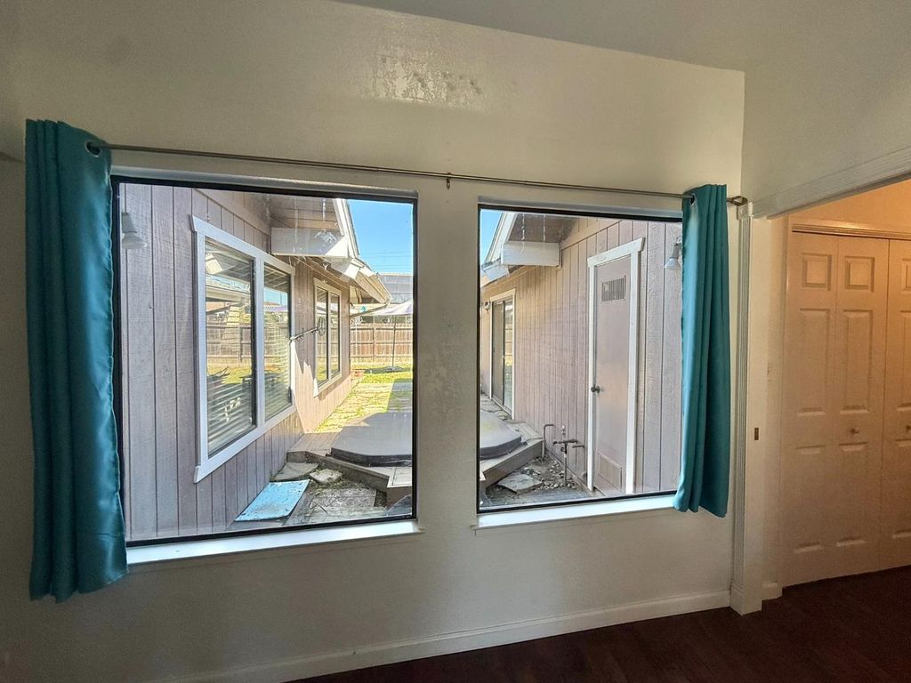 Image 6 of property listing at 6928 E Lane Avenue, Fresno, CA 93727