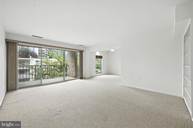 30 CANTERBURY SQ #302, Alexandria, VA 22304