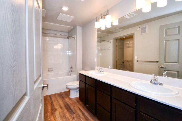 4800 W Illinois Avenue 3111, Dallas, TX 75211
