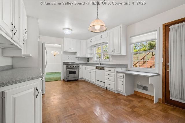 1529 Summit Drive, Charleston, WV 25302