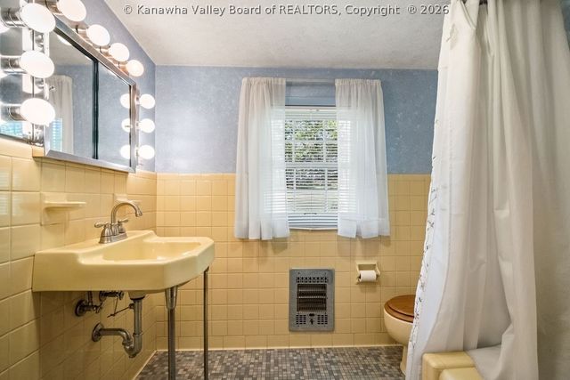 1529 Summit Drive, Charleston, WV 25302
