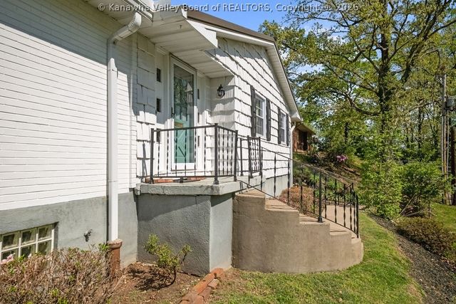 1529 Summit Drive, Charleston, WV 25302