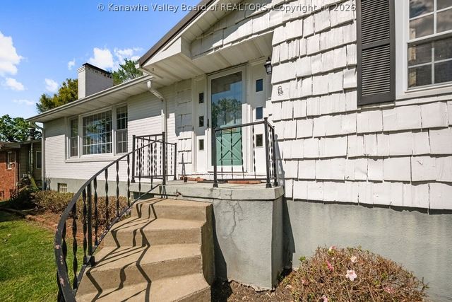 1529 Summit Drive, Charleston, WV 25302