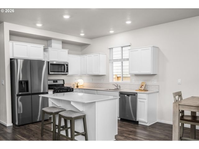 2938 FENYA St, Springfield, OR 97477