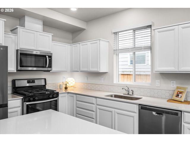 2938 FENYA St, Springfield, OR 97477