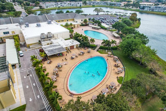309 Sheffield M 309, West Palm Beach, FL 33417