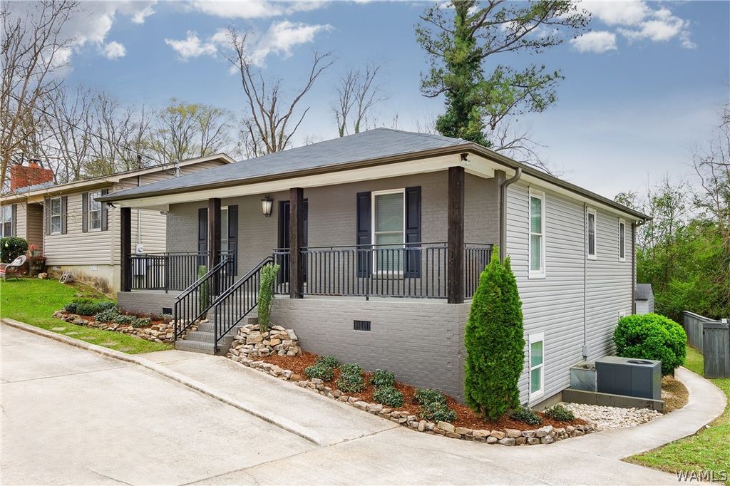 1626 17th Avenue E, Tuscaloosa, AL 35404