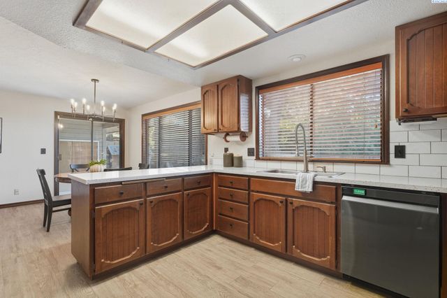 1125 Hills West Way, Richland, WA 99352