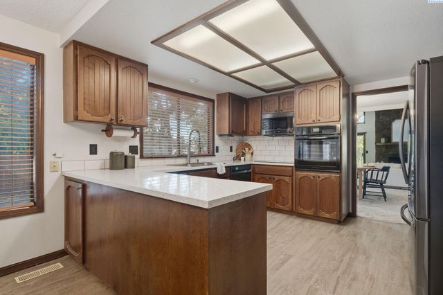 1125 Hills West Way, Richland, WA 99352