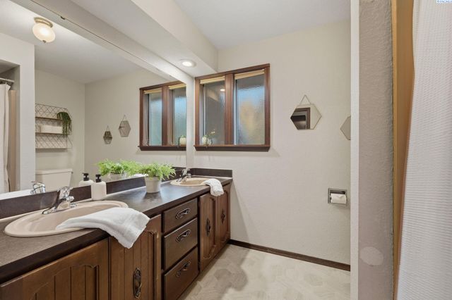 1125 Hills West Way, Richland, WA 99352