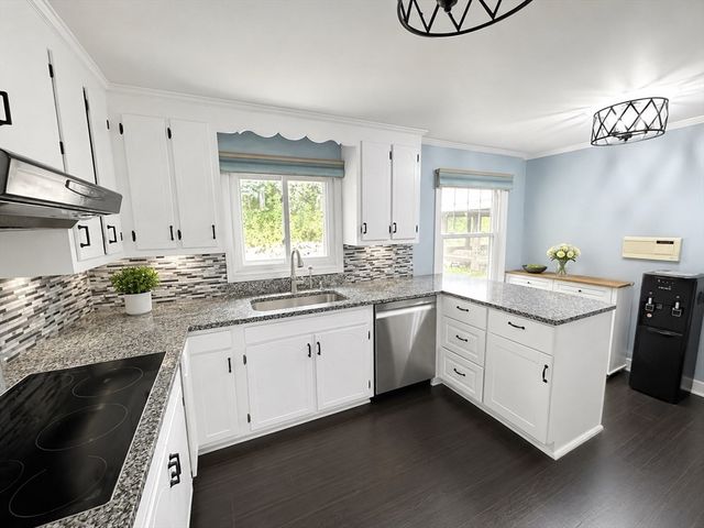 95 Jewett St, Pepperell, MA 01463