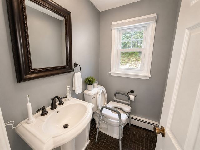 95 Jewett St, Pepperell, MA 01463