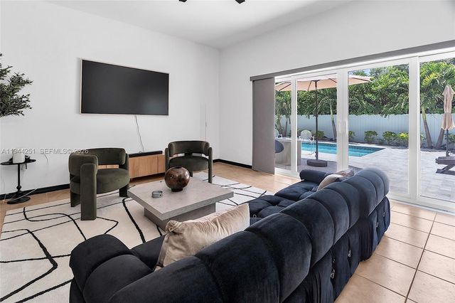 660 NE 121st St, Biscayne Park, FL 33161