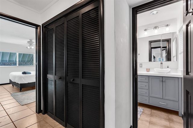 660 NE 121st St, Biscayne Park, FL 33161