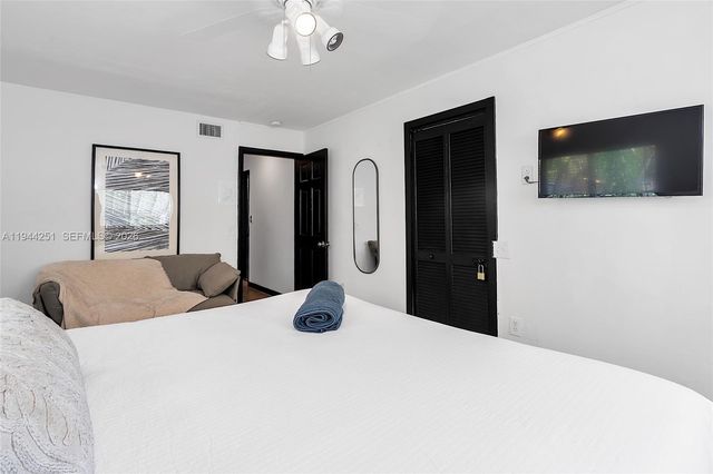 660 NE 121st St, Biscayne Park, FL 33161