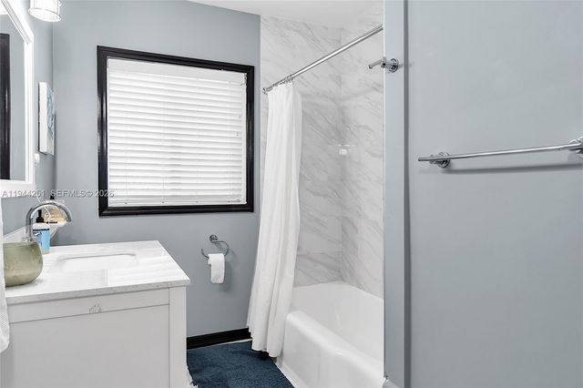 660 NE 121st St, Biscayne Park, FL 33161