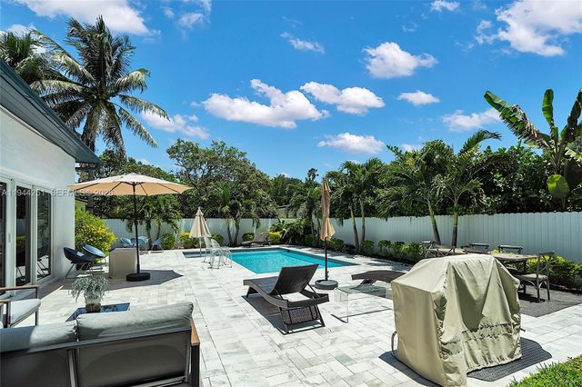 660 NE 121st St, Biscayne Park, FL 33161