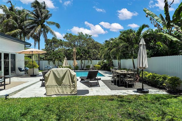 660 NE 121st St, Biscayne Park, FL 33161