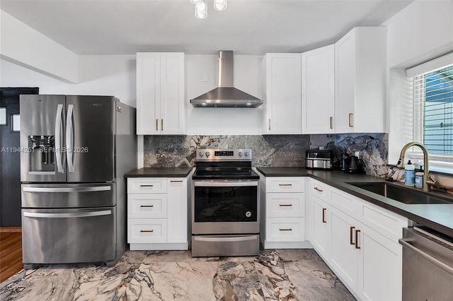 660 NE 121st St, Biscayne Park, FL 33161