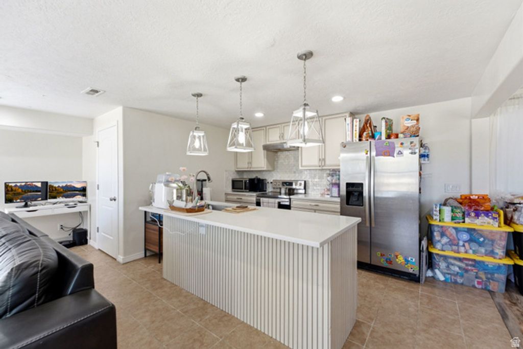 Image 42 of property listing at 4691 E DECRESCENDO DR, Eagle Mountain, UT 84005