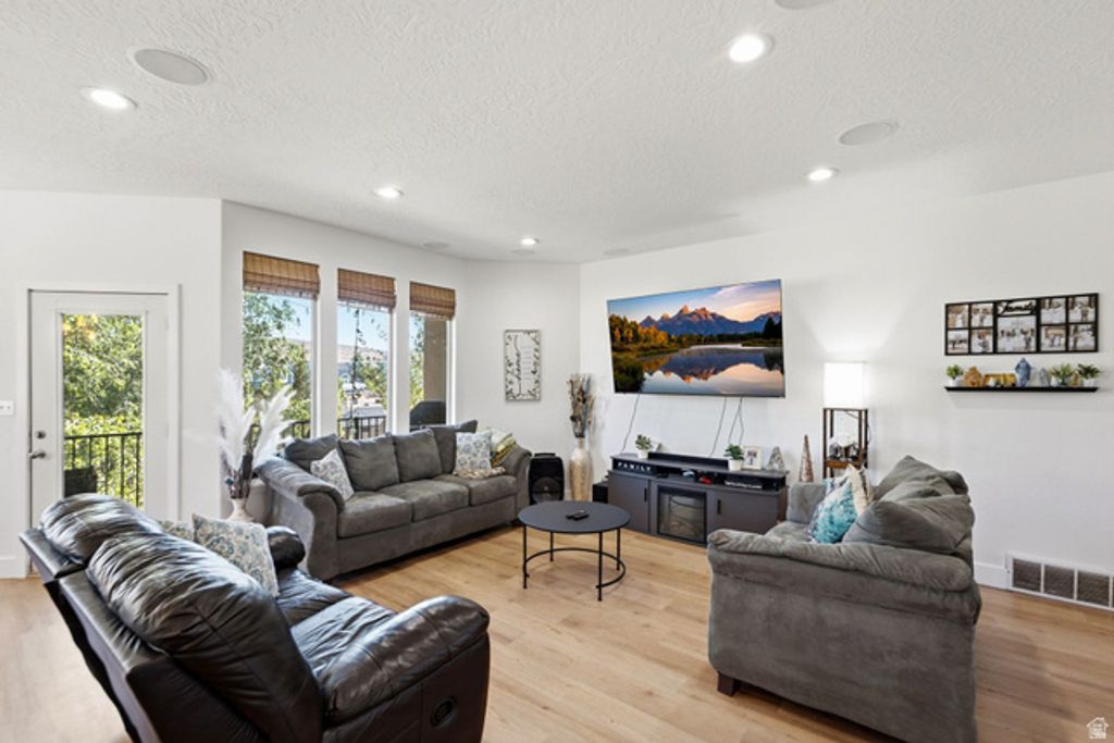 Image 6 of property listing at 4691 E DECRESCENDO DR, Eagle Mountain, UT 84005