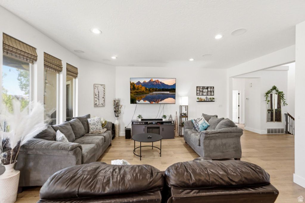 Image 7 of property listing at 4691 E DECRESCENDO DR, Eagle Mountain, UT 84005