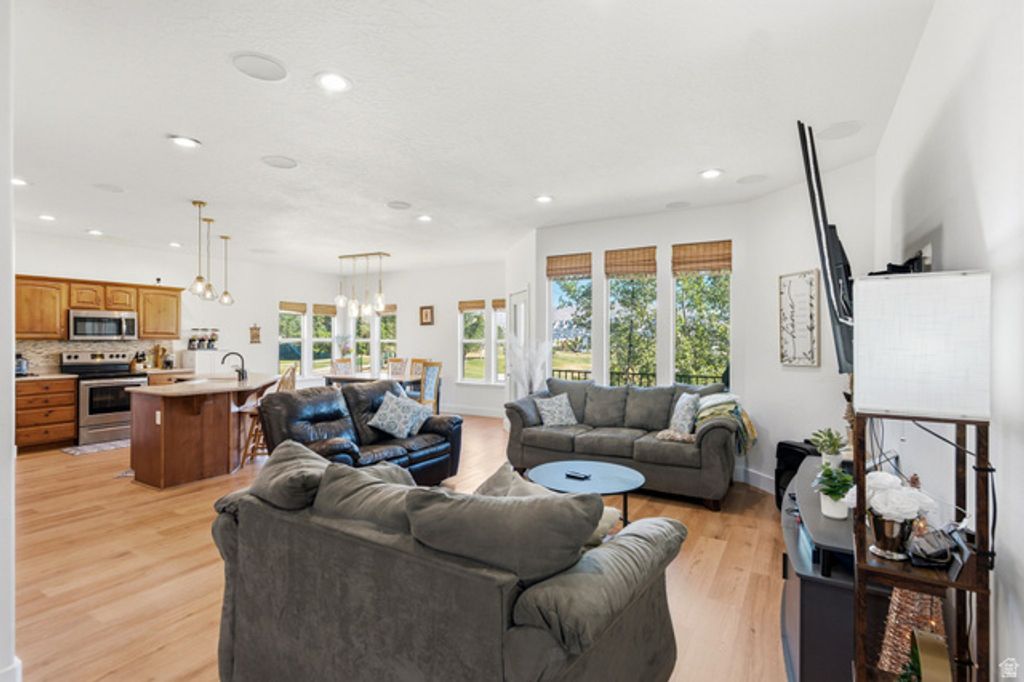 Image 8 of property listing at 4691 E DECRESCENDO DR, Eagle Mountain, UT 84005