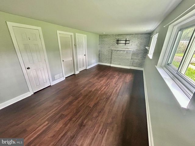 318 UNIVERSITY AVE, Pemberton, NJ 08068