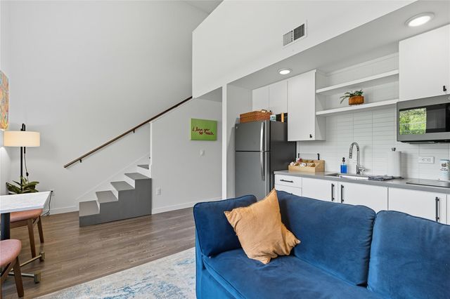 49 Navasota ST 205, Austin, TX 78702