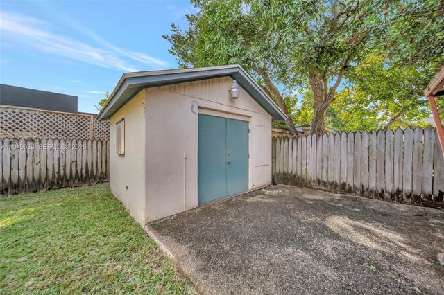 244 NW 43rd St, Miami, FL 33127